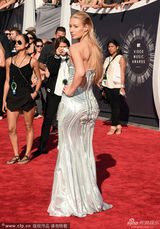 组图：伊基-阿绮丽娅抹胸裙现身 身材凹凸有致