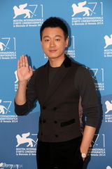 组图：《亲爱的》媒体见面 赵薇郝蕾献吻陈可辛