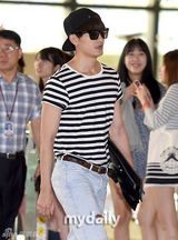 组图：东方神起孔侑等现身 胡茬微露不拘小节