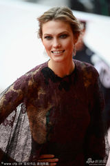 组图：超模凯莉-克劳斯透视印花纱裙美艳现身