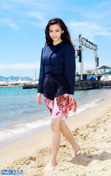 组图：Angelababy享戛纳碧海沙滩 女神气质凸显