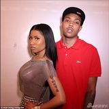 组图：麻辣鸡透视装火爆开唱 撩衣大秀星形胸贴