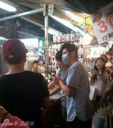 组图：周杰伦逛夜市吃路边摊 女友昆凌甜蜜相随