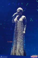 组图：陈慧娴张学友亲吻无顾忌 演唱会变老友会