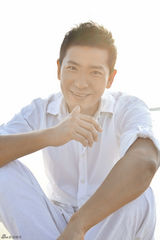 组图：戴军纯白写真 尽显成熟暖男气质