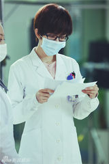 组图：《青年医生》曝剧照 张俪短发清新丽人