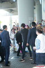 组图：长腿欧巴李敏镐抵港 获千名粉丝热情接机
