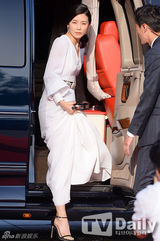 组图：李宝英白裙素雅显身段 比V卖萌戒指闪