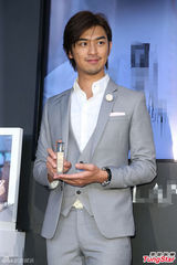 组图：陈柏霖与归亚蕾拍新片 不忘带妈妈追星