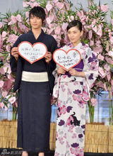 组图：福士苍汰川口春奈七夕举爱心秀甜蜜