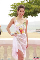 组图：港姐16强佳丽首度泳装亮相见媒体