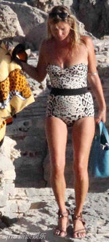 组图：凯特-莫斯度假气势十足 豹纹泳装展风采