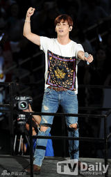 组图：SM演唱会嗨翻 神起SJ穿红裙扮女装