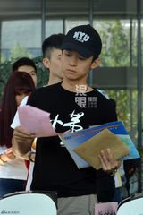 组图：少年影帝董子健开学 休闲装萌笑报到中戏
