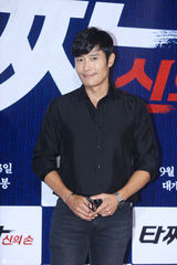 独家：崔丹尼尔宣传新片戴眼镜似哈利波特