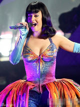 组图：水果姐凯蒂-佩里开唱变绿草仙子 古灵精怪爆乳吸睛