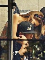 组图：周杰伦昆凌贴脸搂抱秀恩爱 周妈淡定围观