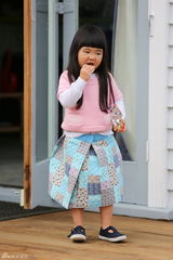 组图：姐姐粉衣开心荡秋千 新西兰湖畔秀光腿