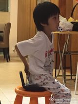 组图：费曼生日吴镇宇晒图 表情搞怪合不上拍