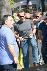 组图：《敢死队3》记者会 众硬汉坐坦克驾到