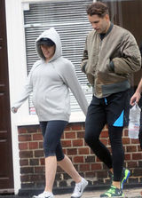 组图：斯嘉丽挺孕肚出街 与未婚夫开心嬉闹