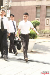 组图：小S黑衣前往法庭似有心事 夫家三口陪同