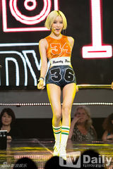 组图：f(x)爵士装热情献唱 夺冠激动互拥