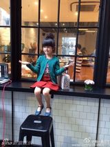 组图：贝儿梳丸子头变小清新 网友赞大长腿美女