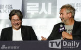 组图：韩星崔岷植携手吕克贝松出席试映会