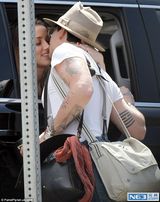 组图：蜜意十足！德普与未婚妻热吻旁若无人