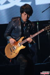 组图：五月天香港开唱 黄伟文台下当粉丝