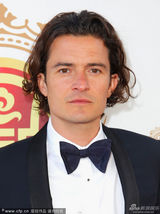 组图：导演吉尔莫秀奖杯 哈莉贝瑞获全球偶像奖