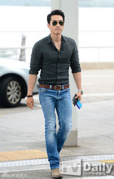 组图：宋承宪墨镜亮相 衬衫难掩健硕身材