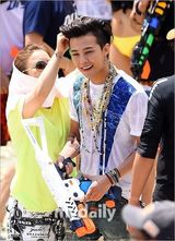 组图：GD水上乐园疯玩 水枪喷比基尼美女