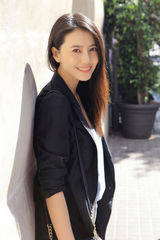 组图：高圆圆欧洲清新靓照  身着热裤秀美腿