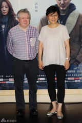 组图：《后会无期》首映发布会 韩寒牵狗走红毯