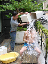 陈晓东冰桶挑战爱妻助阵 举女儿浴盆脱衣淋3次