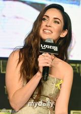 组图：梅根-福克斯韩国宣传 紧捂腿间防走光