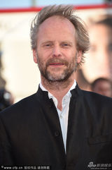 组图：威尼斯闭幕红毯 汤唯笑容甜美陈冲深V