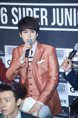 独家：SJ变彩虹团 希澈特立独行偏爱剪刀手