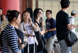 组图：高圆圆带助理回京 黑超墨镜加身酷劲十足