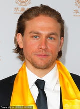 组图：导演吉尔莫秀奖杯 哈莉贝瑞获全球偶像奖