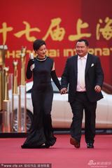 组图：杨澜携吴征现身红毯 黑裙金项圈笑意足