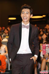 组图：炎亚纶李毓芬现身签书会 (炎亚纶遭讥整形关微博)