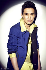 组图：张铎新写真潮范儿足 演绎撞色新时尚