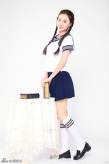 组图：程砚秋学生服写真 尽显清新甜美气质