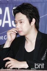 组图：JYJ举行新专发布会 露胸肌秀性感