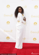 组图：《美国恐怖故事》安吉拉-贝塞特白裙现身