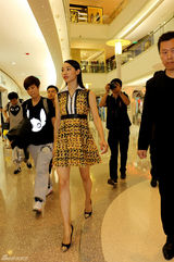 组图：白百何时尚活动五度换装 平底靴征战红毯