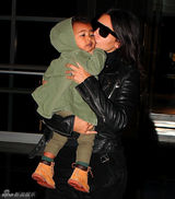 组图：金-卡戴珊深V秀半球 抱爱女甜蜜亲亲